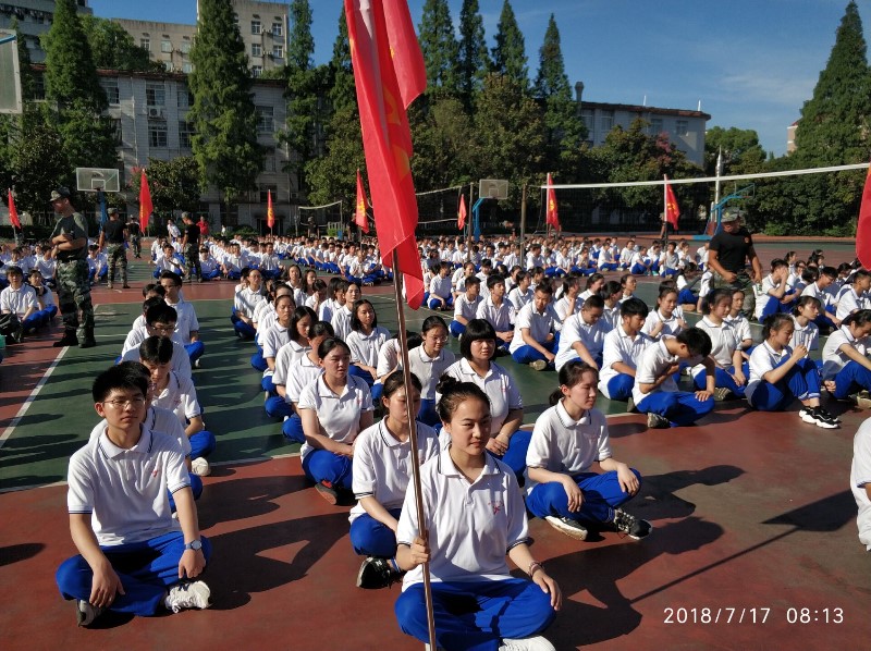 009小憩之间不忘军容.jpg
