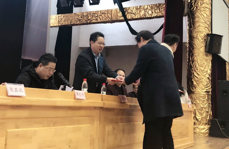 米校给年级家委会委员搬证书.JPG