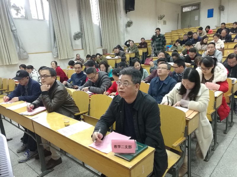 党员认真学习.jpg
