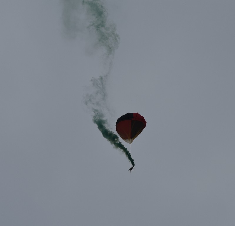 空投大降落伞表演_副本.jpg