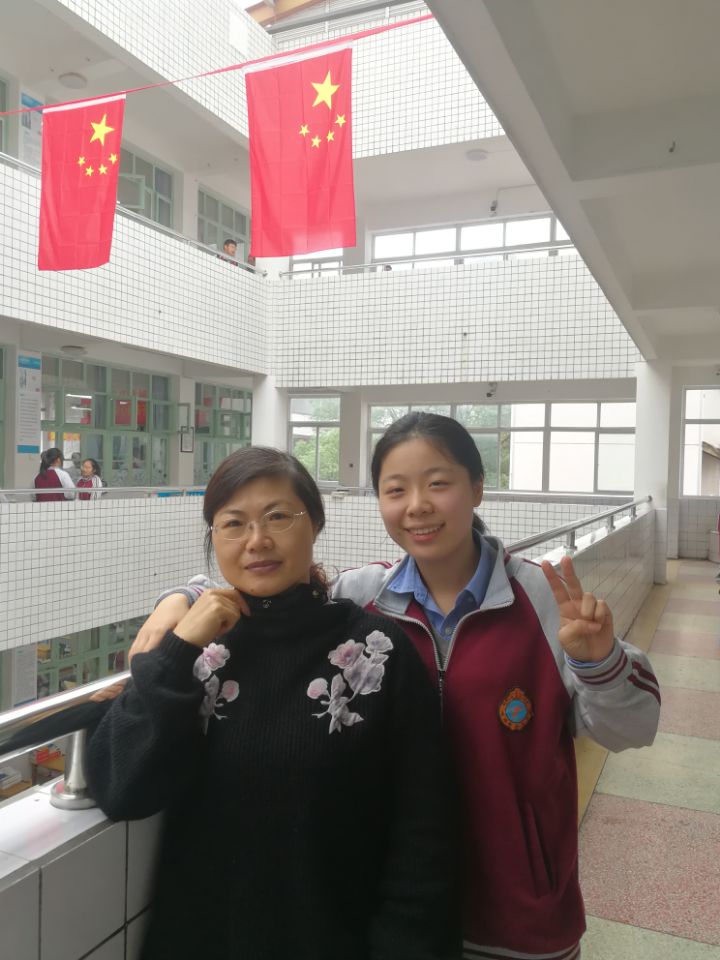 郑紫善和她的英语老师合影.jpg
