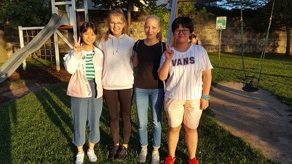 南中学子在霍希斯特文理中学访学期间和德国家庭在一起.JPG