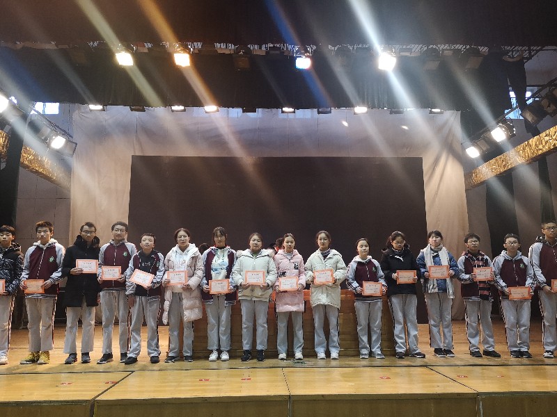 国际班前三十名同学.jpg