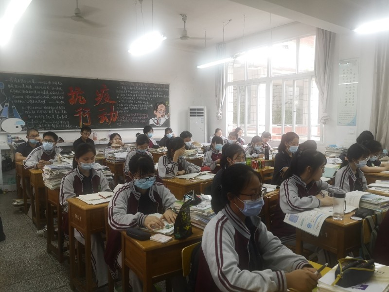 学生认真听会.jpg