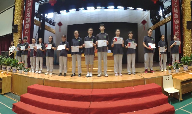 自主学习获奖者2.jpg 自主学习获奖者2.jpg