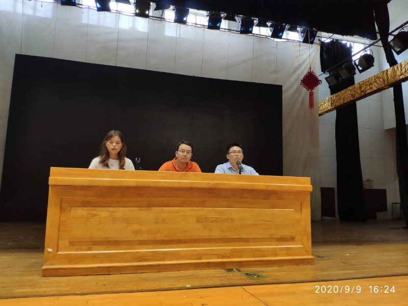 年级大会.jpg 年级大会.jpg