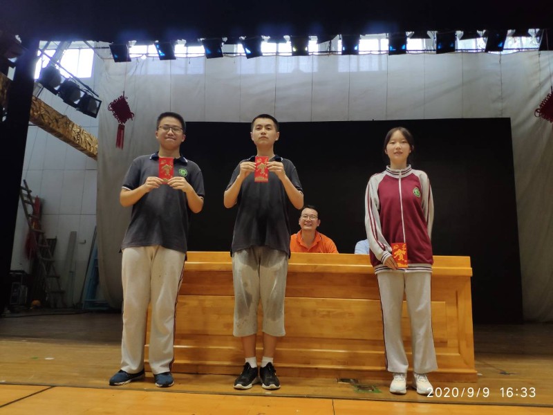 月考奖学金获得者2.jpg 月考奖学金获得者2.jpg