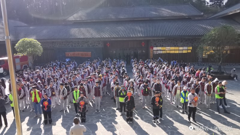 同学们倾听了李湘峰对十八洞村的介绍.jpg