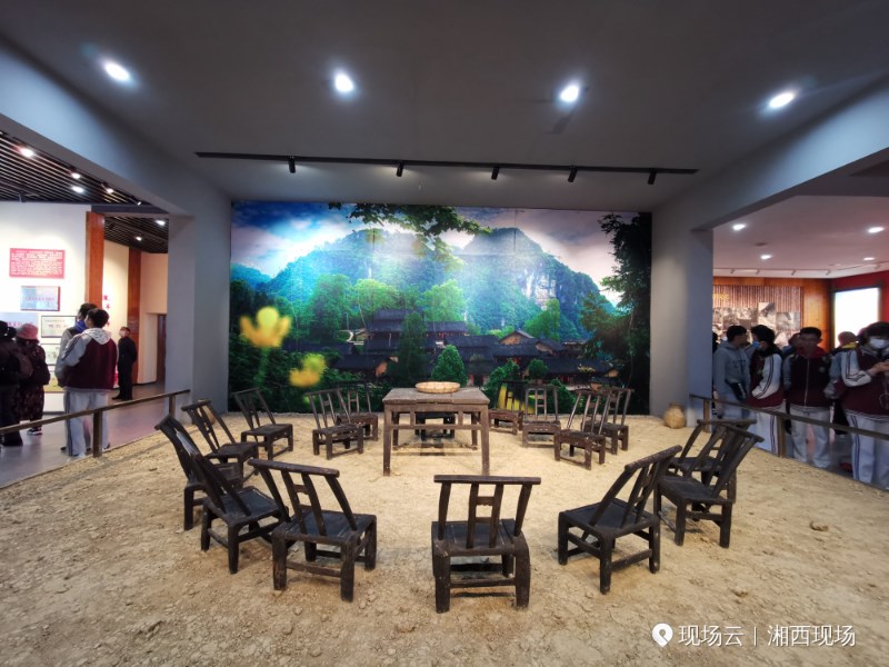 讲解员隆会给学生们讲解了2013年11月3日召开座谈会时的情景2.jpg
