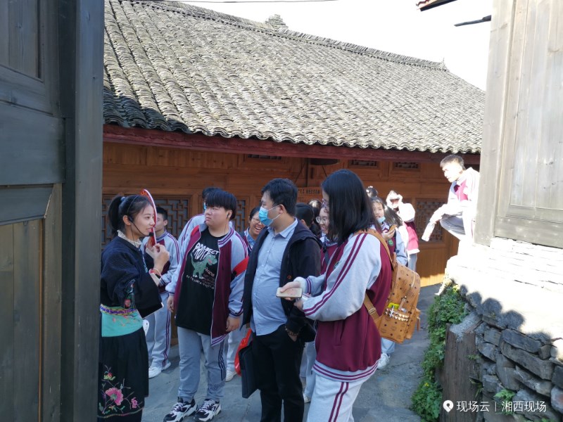 石成福门前.jpg