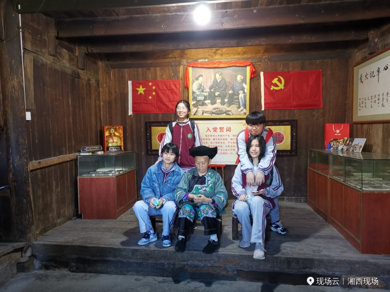 同学们看望了石拔专石奶奶并与她合影留念.jpg