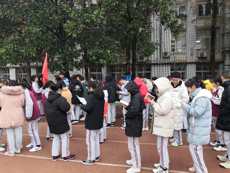 争分夺秒强记知识抓住机会课间提问株洲市南方中学高三年级生活剪影