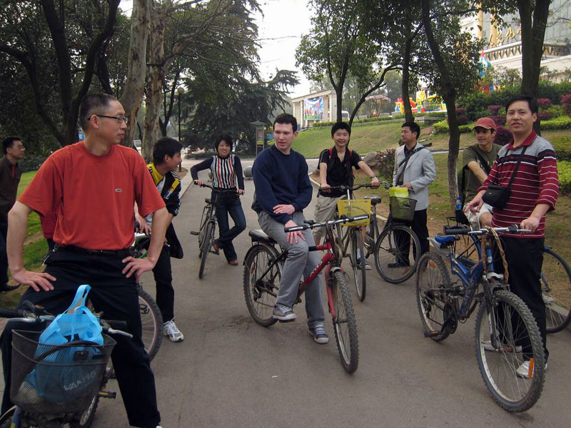 青年教师骑车
