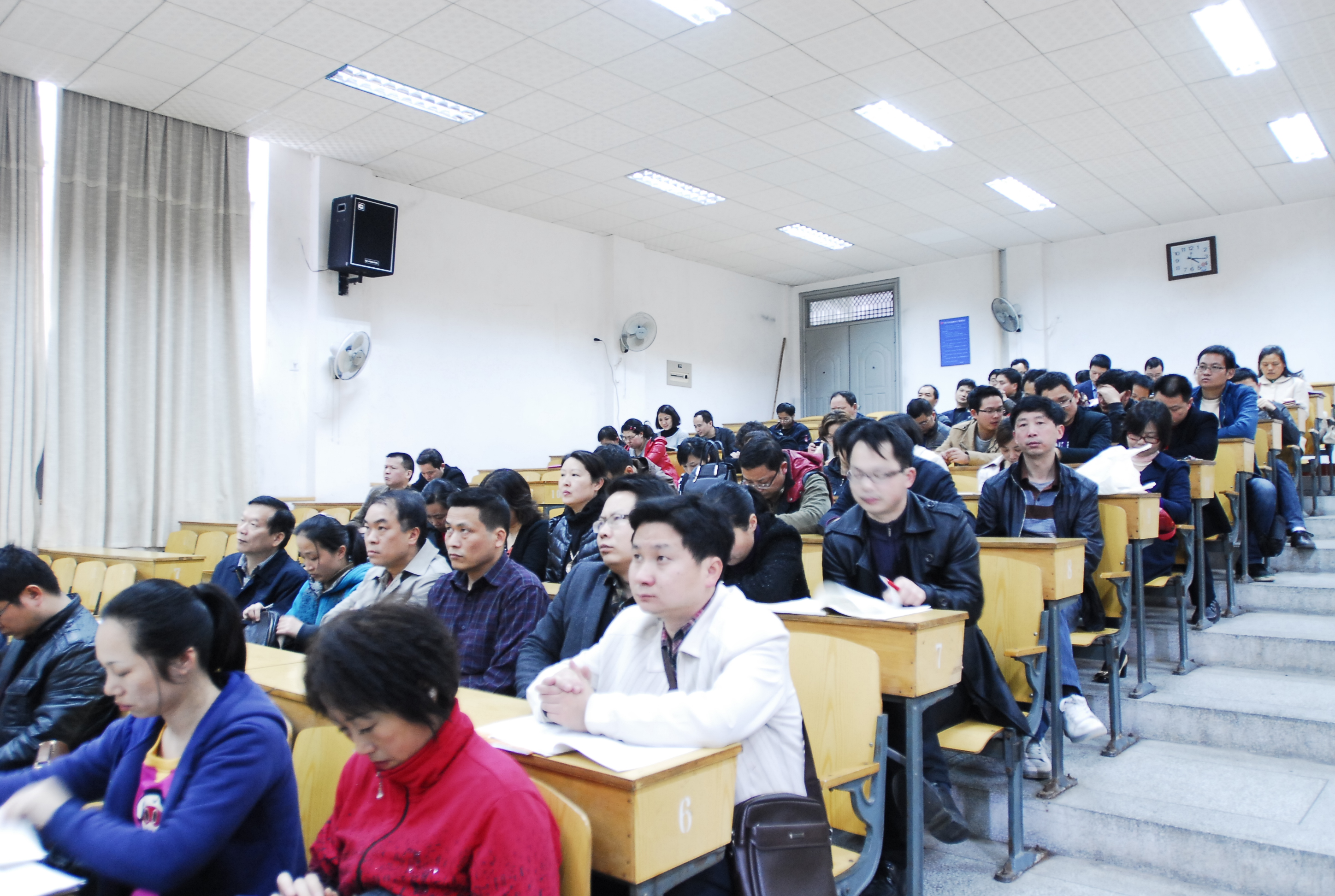 职工代表认真听取报告