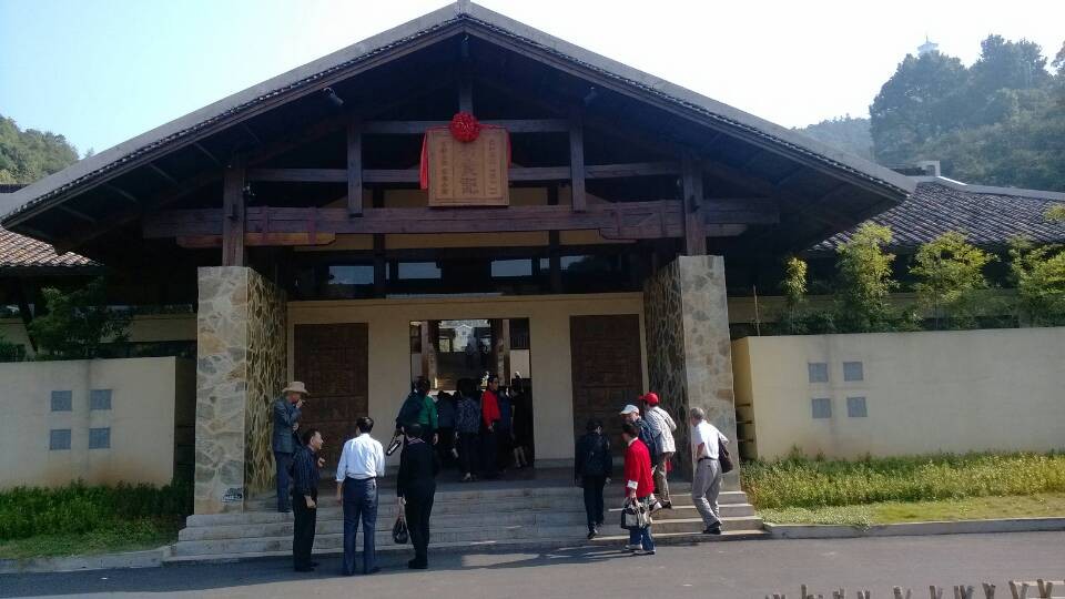 老同志步入古香古色的山庄大门