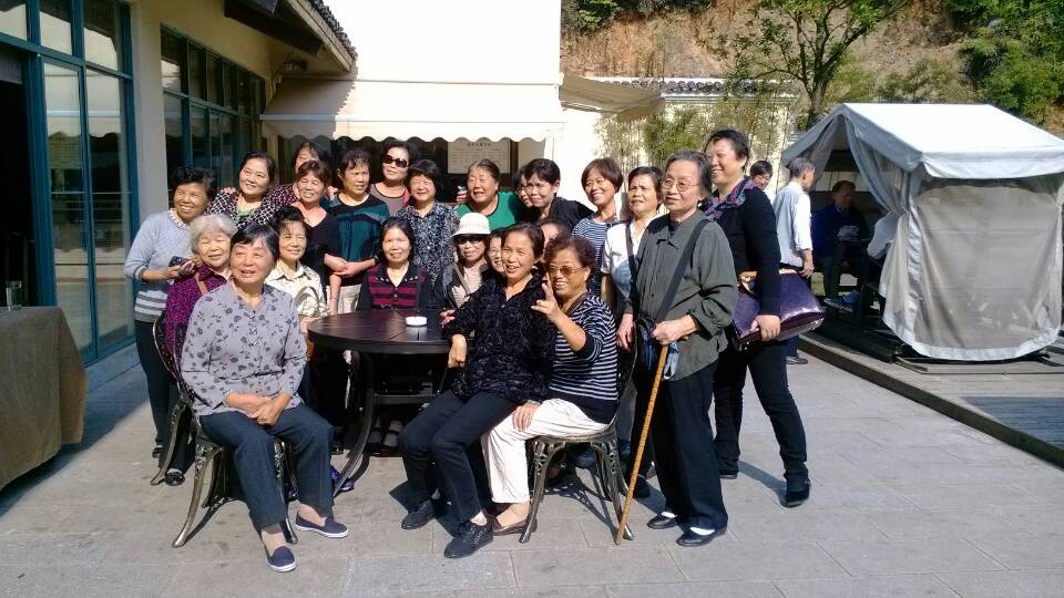 久别重逢,华发早生,笑逐言开。