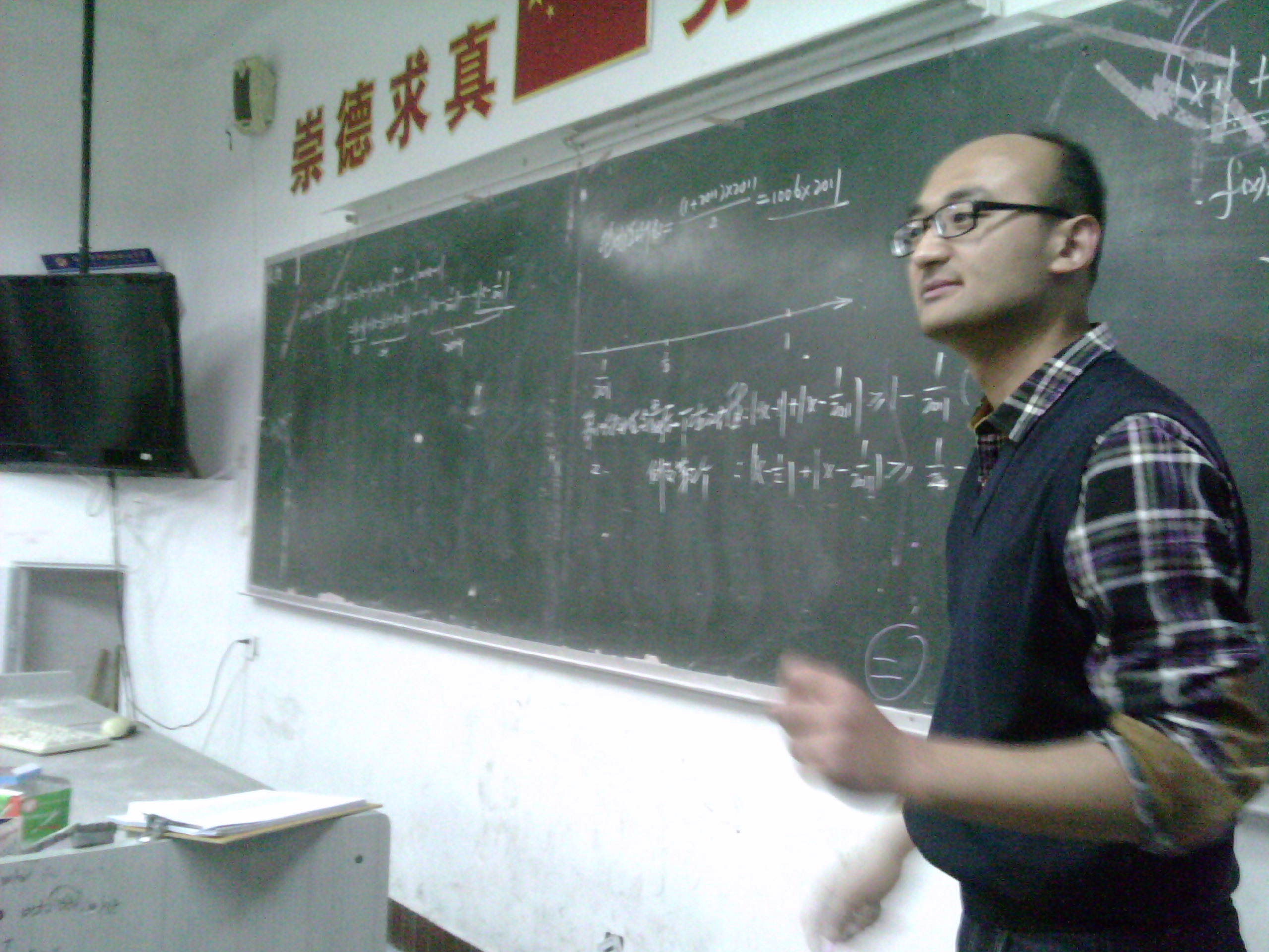 图为蒋中仁老师在授课