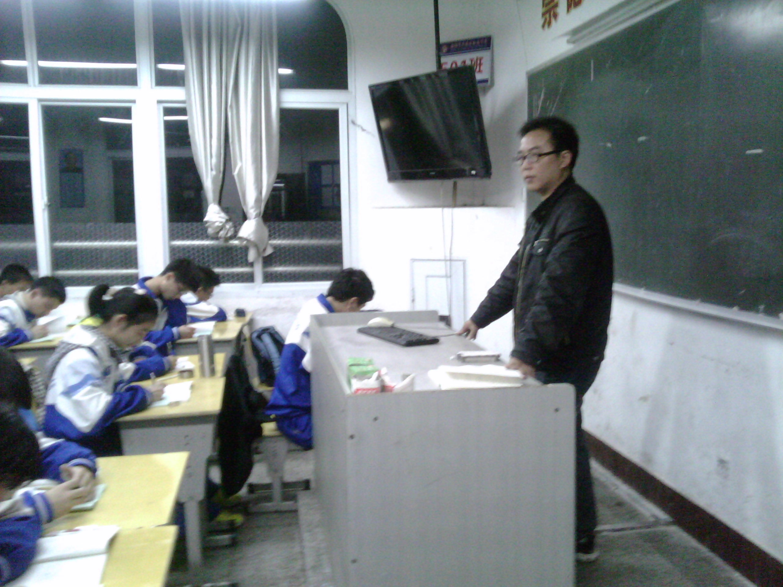 图为曾松柏老师在授课