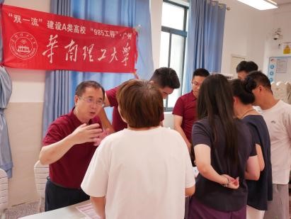 家长和学生踊跃咨询.jpg